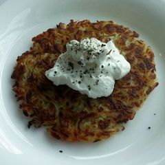 A picture of Crispy potato with Greek yogurt.