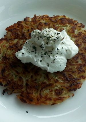 A picture of Crispy potato with Greek yogurt.
