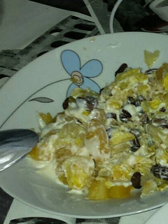 Una foto de Ensalada de repollo, piña, pasas y mayonesa