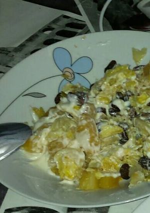 Una foto de Ensalada de repollo, piña, pasas y mayonesa 