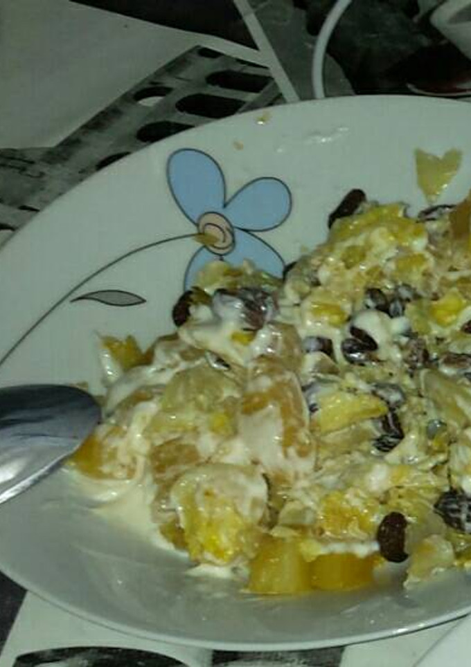 Una foto de Ensalada de repollo, piña, pasas y mayonesa 