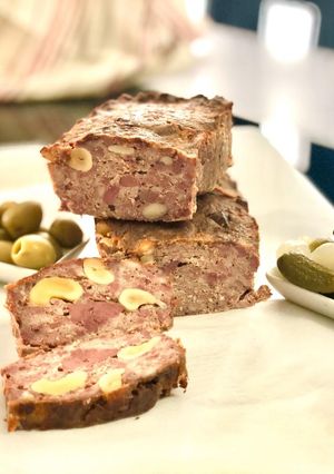 Une photo de Terrine aux foies de volailles confits & cacahuètes