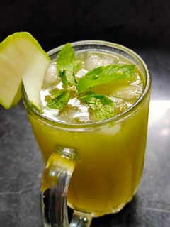 કાચી કેરી ફુદીના શરબત (Kachi Keri Mint Sharbat Recipe in Gujrati) રેસીપી મુખ્ય ફોટો