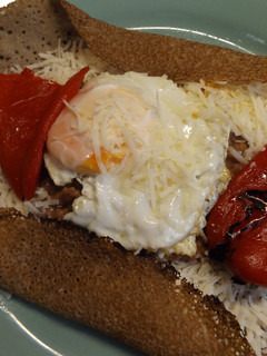 Una foto de Crêpe con huevo y pimientos asados