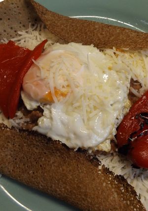 Una foto de Crêpe con huevo y pimientos asados