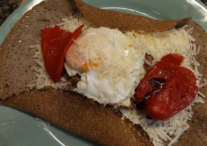 Foto principal de Crêpe con huevo y pimientos asados