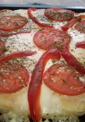 Una foto de Pizza de tomates, jamón y morrones