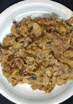 A picture of Pointed Gourd Onion Poppy Seeds Curry/ Potol Pyaj Posto.