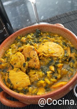 Una foto de Arroz caldoso con pollo y espinacas