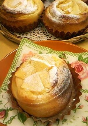 A picture of Apple Cream Rolls.