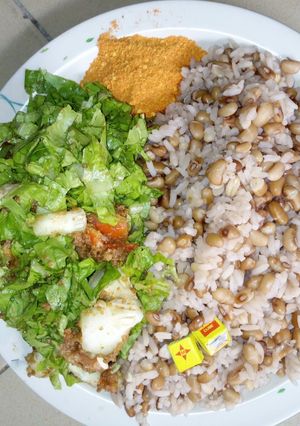A picture of Shinkafa da wake (garau-garau) with local salad.