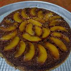 Una foto de Torta Invertida de Duraznos 🍑 con harina de garbanzos - Sin Gluten-
