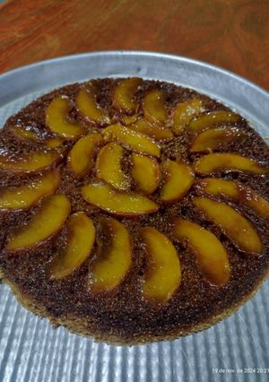 Una foto de Torta Invertida de Duraznos 🍑 con harina de garbanzos - Sin Gluten-