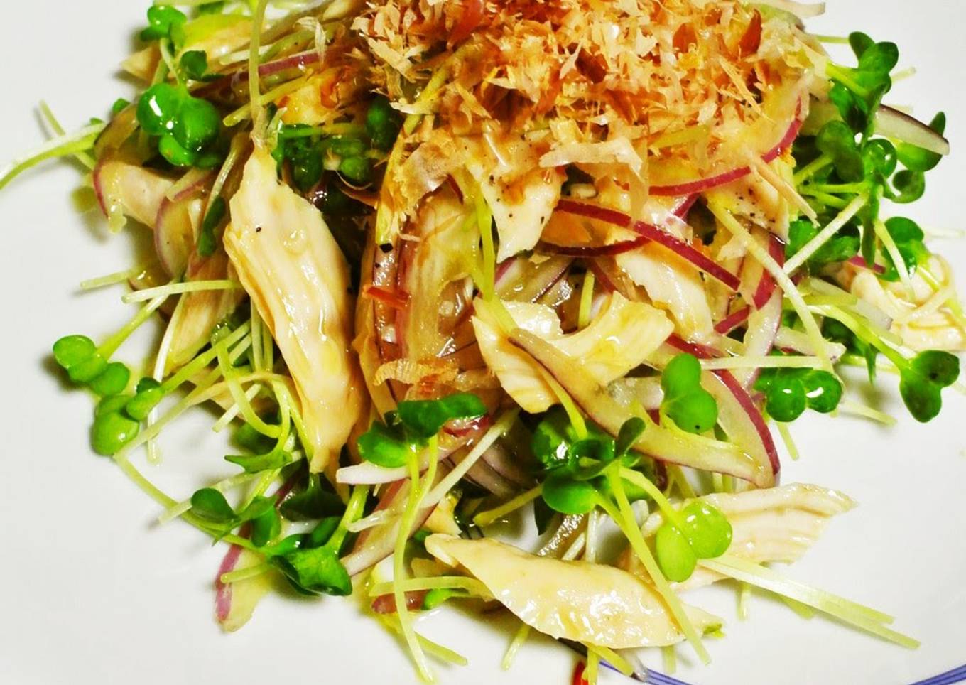 Salad with Microwave-Steamed Chicken Tenders & Daikon Sprouts