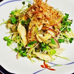 A picture of Salad with Microwave-Steamed Chicken Tenders & Daikon Sprouts.