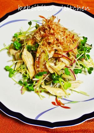 A picture of Salad with Microwave-Steamed Chicken Tenders & Daikon Sprouts.