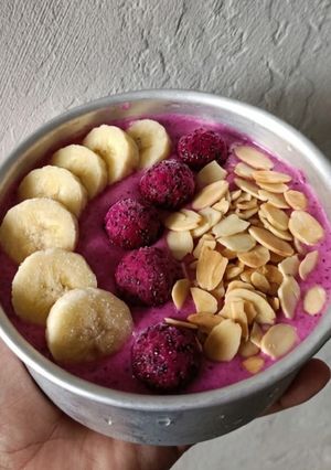 Foto resep Smoothie Bowl (Buah Naga Pisang Almond)
