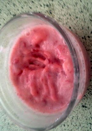 A picture of clean and delicious strawberry icecream.
