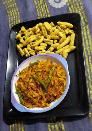 A picture of Raw papaya sambharo.