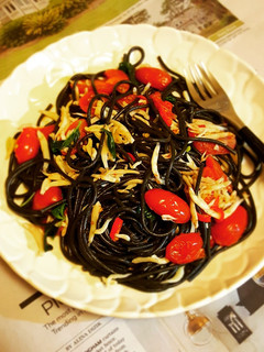 吻仔魚番茄墨汁麵 Spaghetti al Nero di Seppia con Bianchetti 的食譜成品照片
