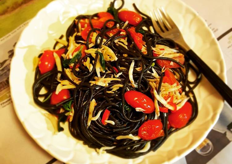 吻仔魚番茄墨汁麵 Spaghetti al Nero di Seppia con Bianchetti