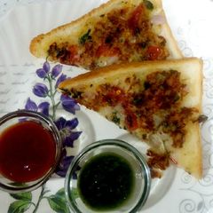 A picture of Tawa bread samolina pizza.