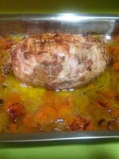 Una foto de Redondo de pollo relleno en salsa