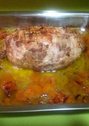 Una foto de Redondo de pollo relleno en salsa