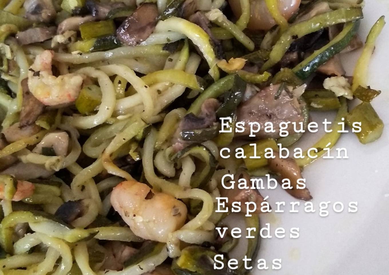 Espaguetis de calabacín, con gambas y setas