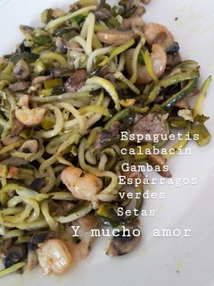 Una foto de Espaguetis de calabacín, con gambas y setas