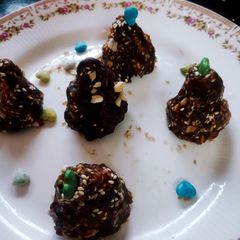 A picture of Khajoor modak.