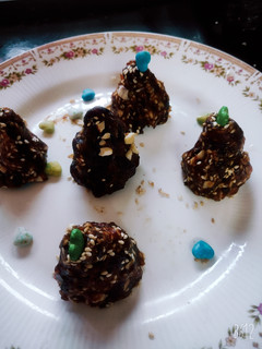 A picture of Khajoor modak.