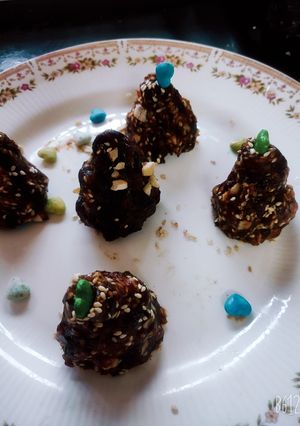 A picture of Khajoor modak.
