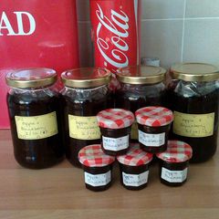 A picture of apple and blackberry Jam.