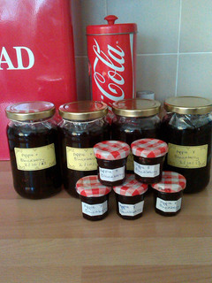 A picture of apple and blackberry Jam.