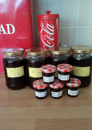 A picture of apple and blackberry Jam.