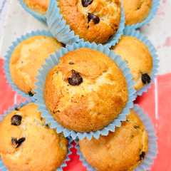 Una foto de Muffins de Banana 🍌 con aceite y chips de chocolate 🍫