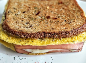Una foto de Sándwich🥪Con Huevos, y Jamón-Queso😋...!