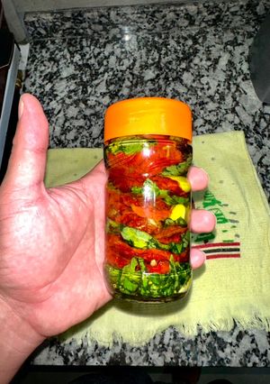 Una foto de Tomates deshidratados en oliva con especias