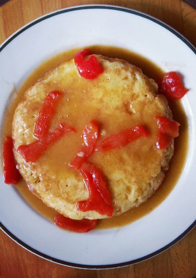 Una foto de Tortilla de patata guisada con pimientos