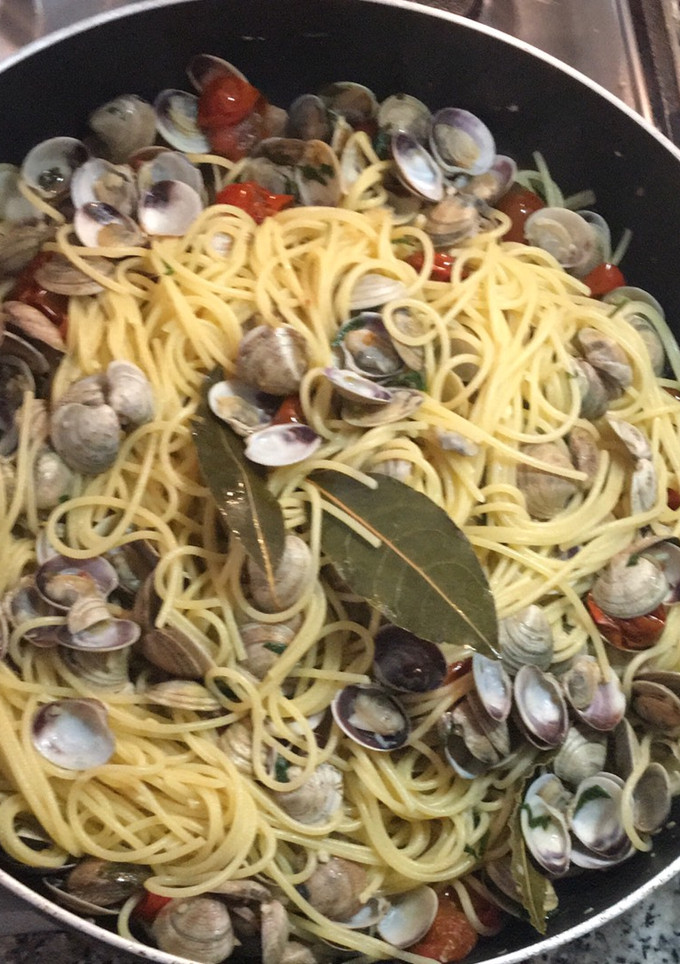 Una foto de Spaguettis con almejas