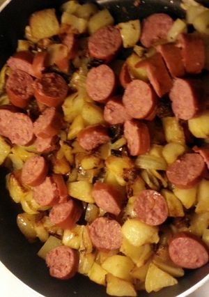 A picture of Kielbasa, potatoes and onions.