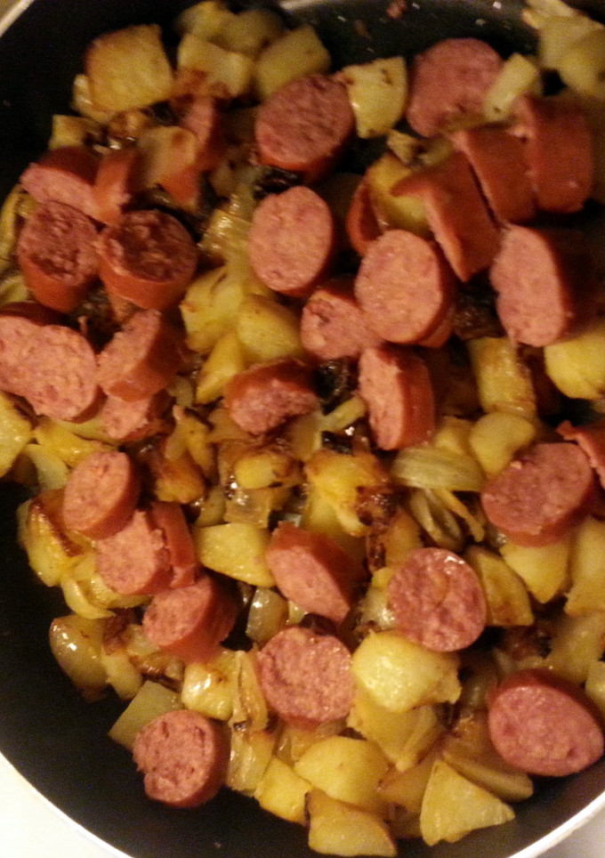 A picture of Kielbasa, potatoes and onions.
