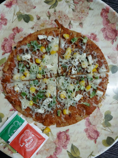 ભાખરી પીઝા (Bhakhri Pizza Recipe In Gujarati) રેસીપી મુખ્ય ફોટો