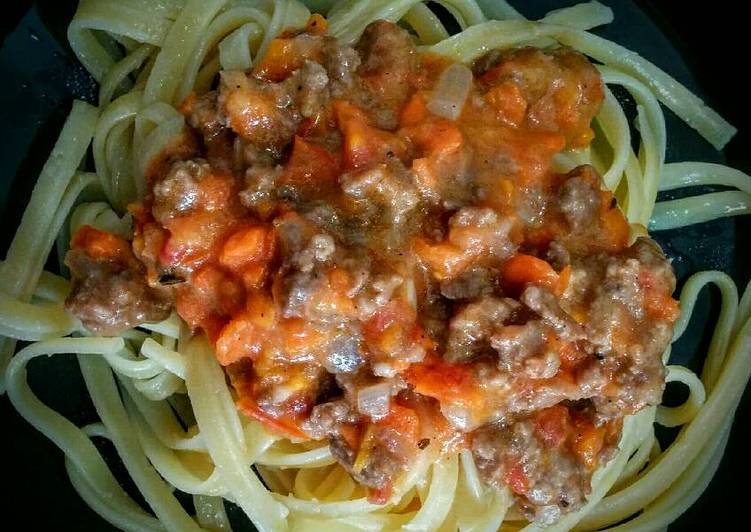 Macarrão ao molho bolonhesa com cenoura