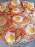 Montaditos de lomo y huevo