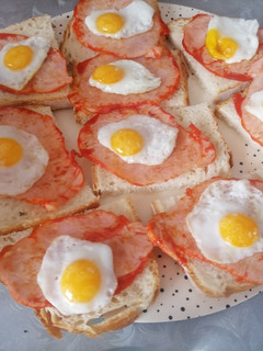 Una foto de Montaditos de lomo y huevo