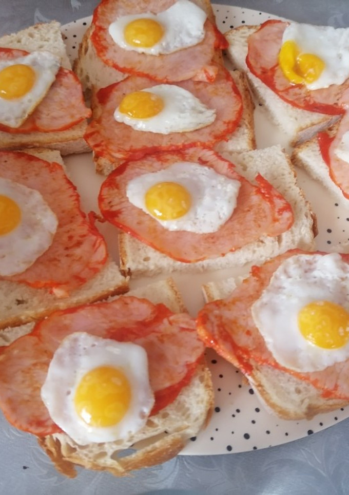 Una foto de Montaditos de lomo y huevo