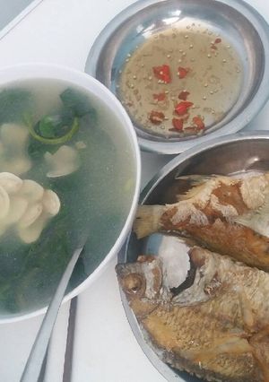 Hình của món Cá hanh chiên. Canh nghêu biển nấu mồng tơi.
