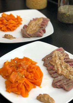 Une photo de Bavette d’aloyau sauce échalote vinaigre et juliennes de carottes